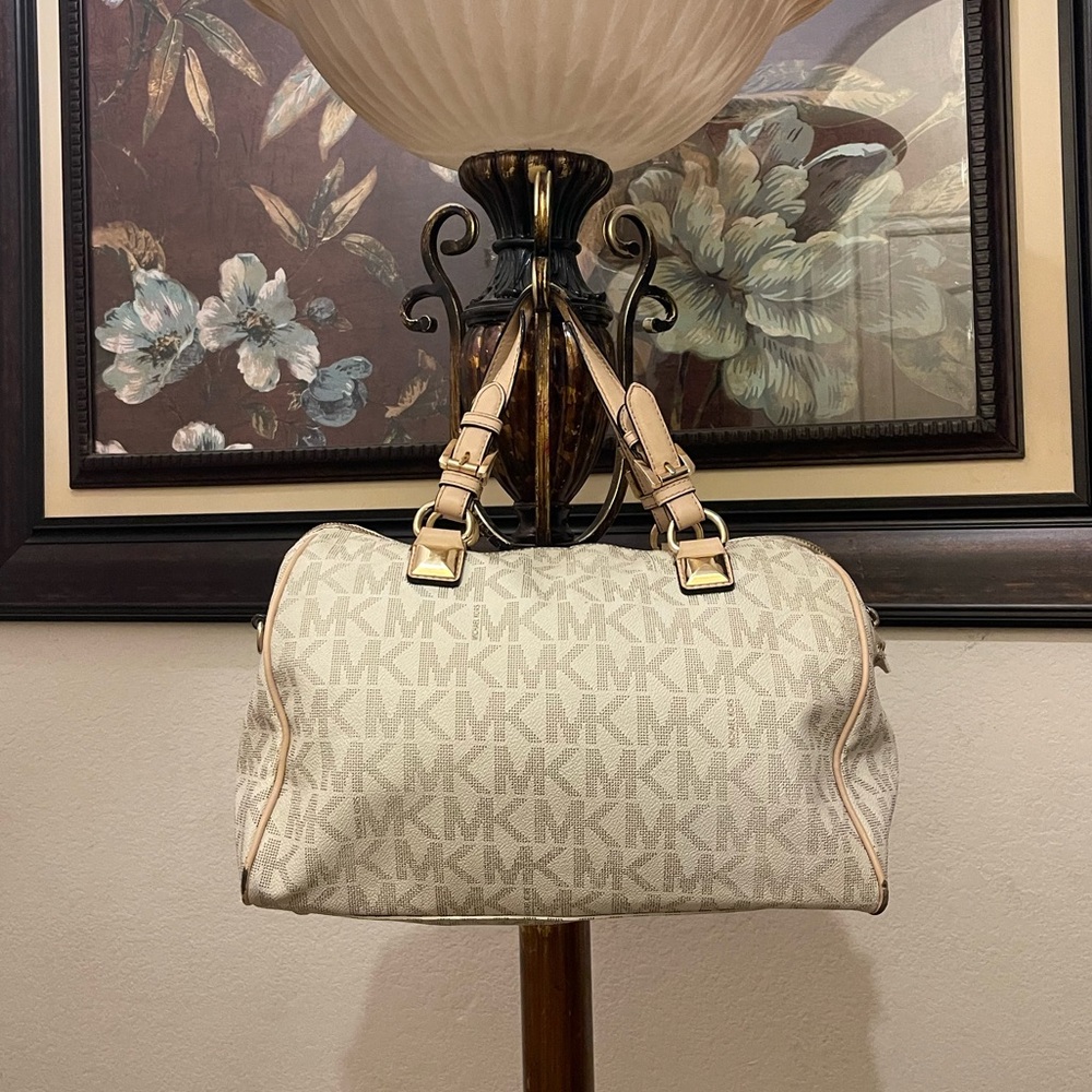 Michael Michael Kors please check all picture of condition - Picture 3 of 17